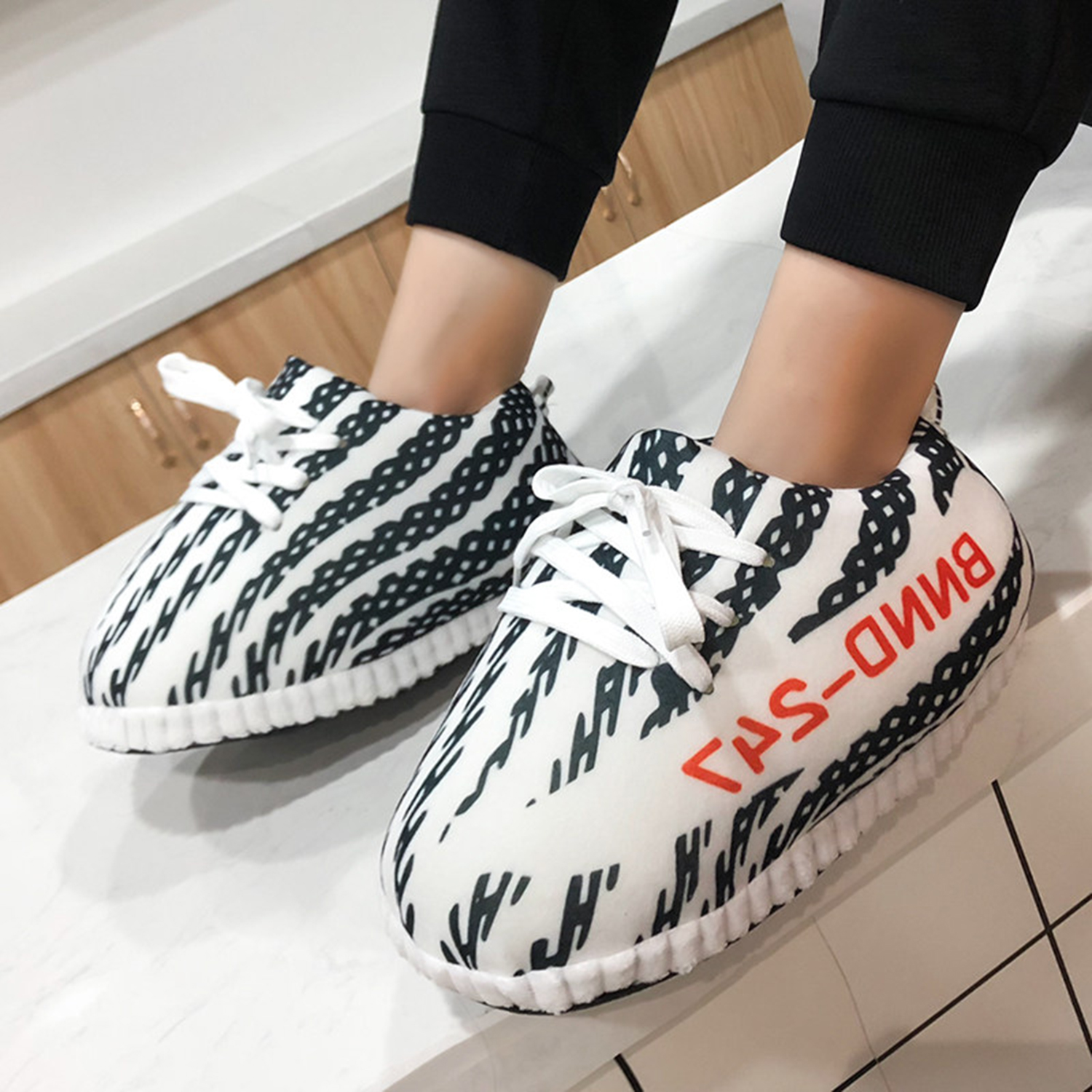 PANTUFLAS YEEZY ZEBRA